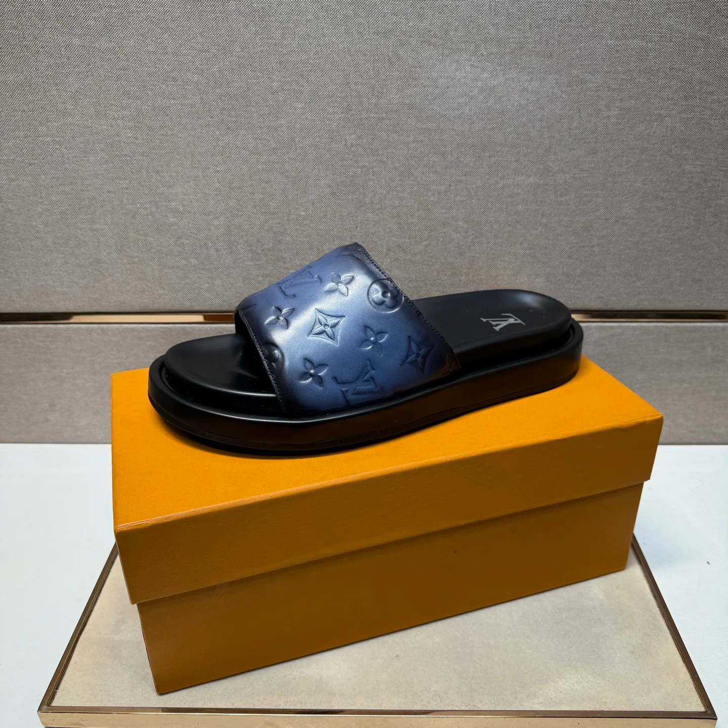 ⬛️Men's shoes 💰p400 [LV～] Men's casual slippers 2025z cabinet sales simultaneously 🔶Size: 39-44#️⃣ 🔷4 colors🔜The upper is made of cowhide stitching➕Genuine leather lining, comfortable and breathable, sole: original comfortable and wear-resistant outsole, ⚠️Real 📱Photographed🎬The real thing is better📢📢📢